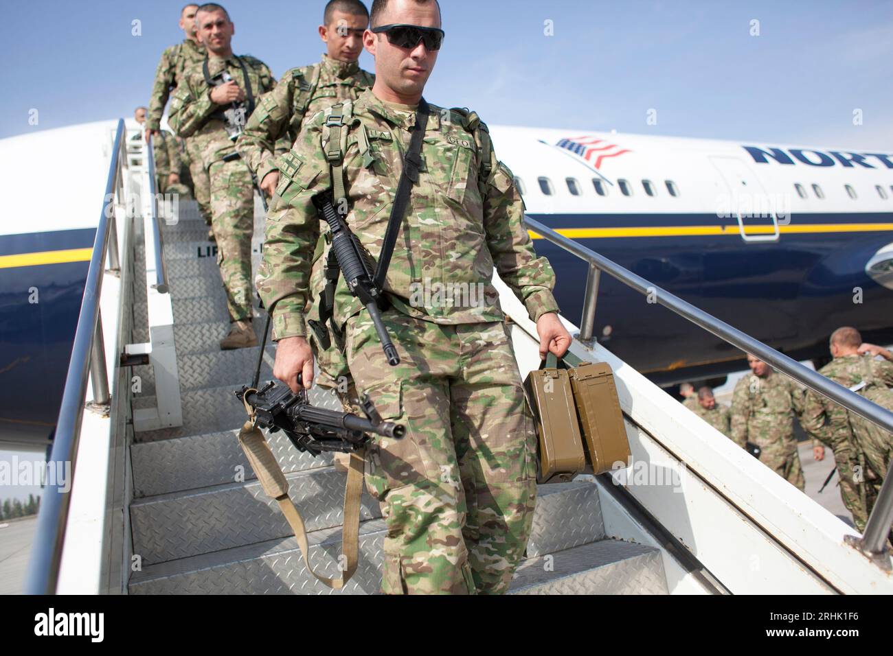 Les soldats géorgiens se rendent en Afghanistan par la base aérienne américaine de l'aéroport de Manas à Bichkek, au Kirghizistan. Banque D'Images