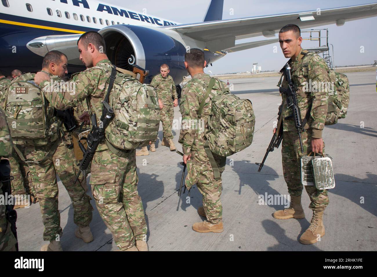 Des soldats géorgiens se déploient en Afghanistan par le biais de la base aérienne américaine de l'aéroport de Manas à Bichkek, au Kirghizistan. Banque D'Images