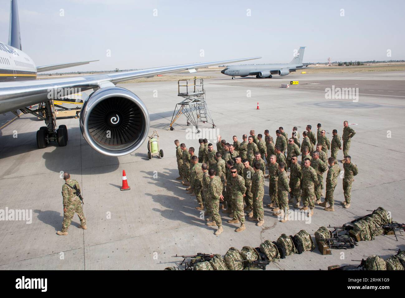 Les soldats géorgiens se rendent en Afghanistan par la base aérienne américaine de l'aéroport de Manas à Bichkek, au Kirghizistan. Banque D'Images