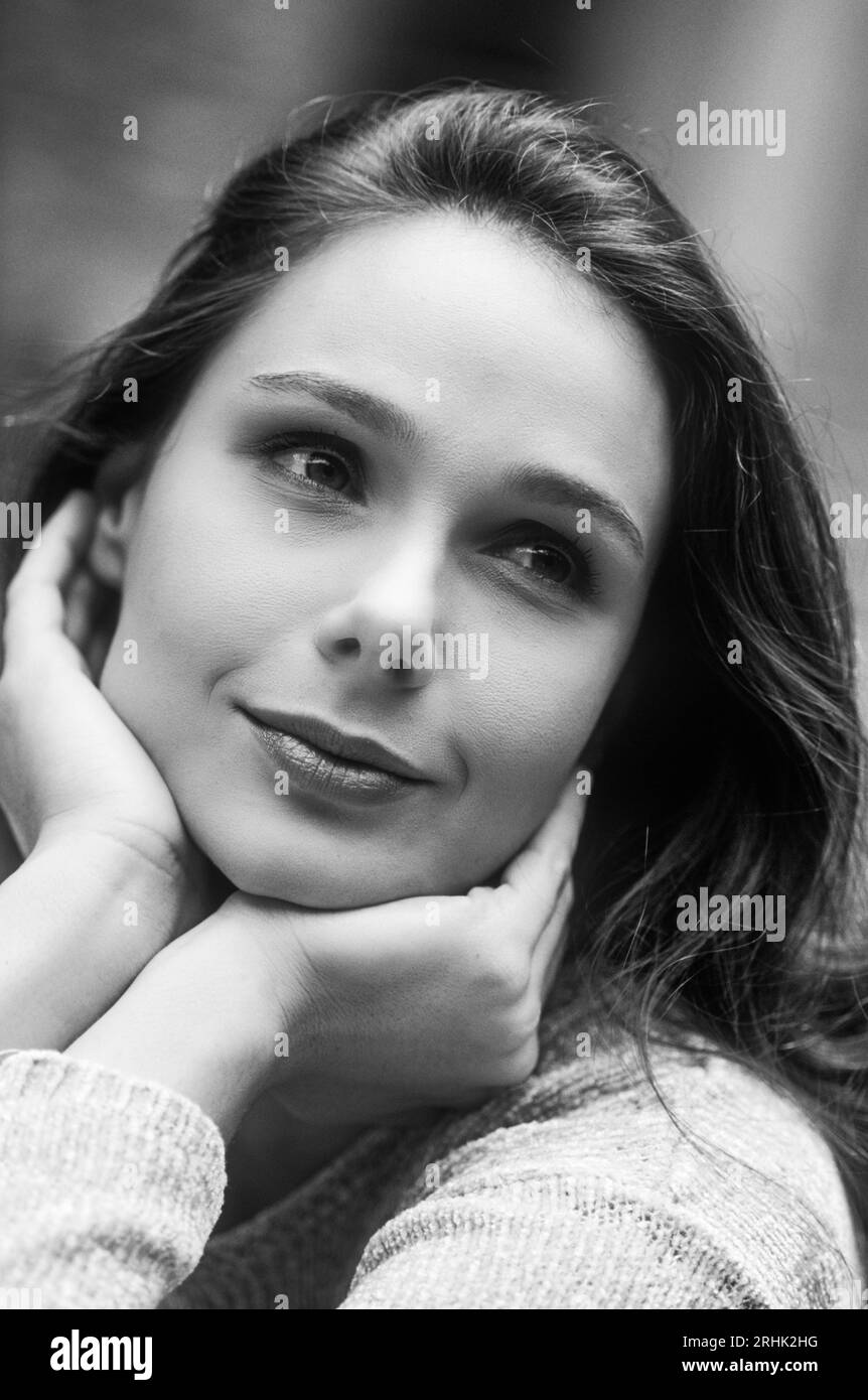 Portrait d'une jeune femme à l'extérieur à l'écart Banque D'Images