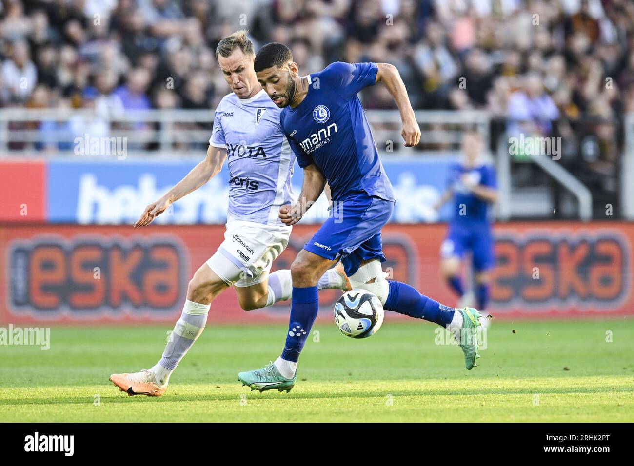 Szczecin, Pologne. 17 août 2023. Pawel Stolarski de Pogon et Tarik Tissoudali de Gand photographiés en action lors d'un match de football entre le Polonais Pogon Szczecin et la Belge KAA Gent, jeudi 17 août 2023 à Szczecin, la deuxième manche du troisième tour de qualification pour la compétition UEFA Europa Conference League. BELGA PHOTO TOM GOYVAERTS crédit : Belga News Agency/Alamy Live News Banque D'Images