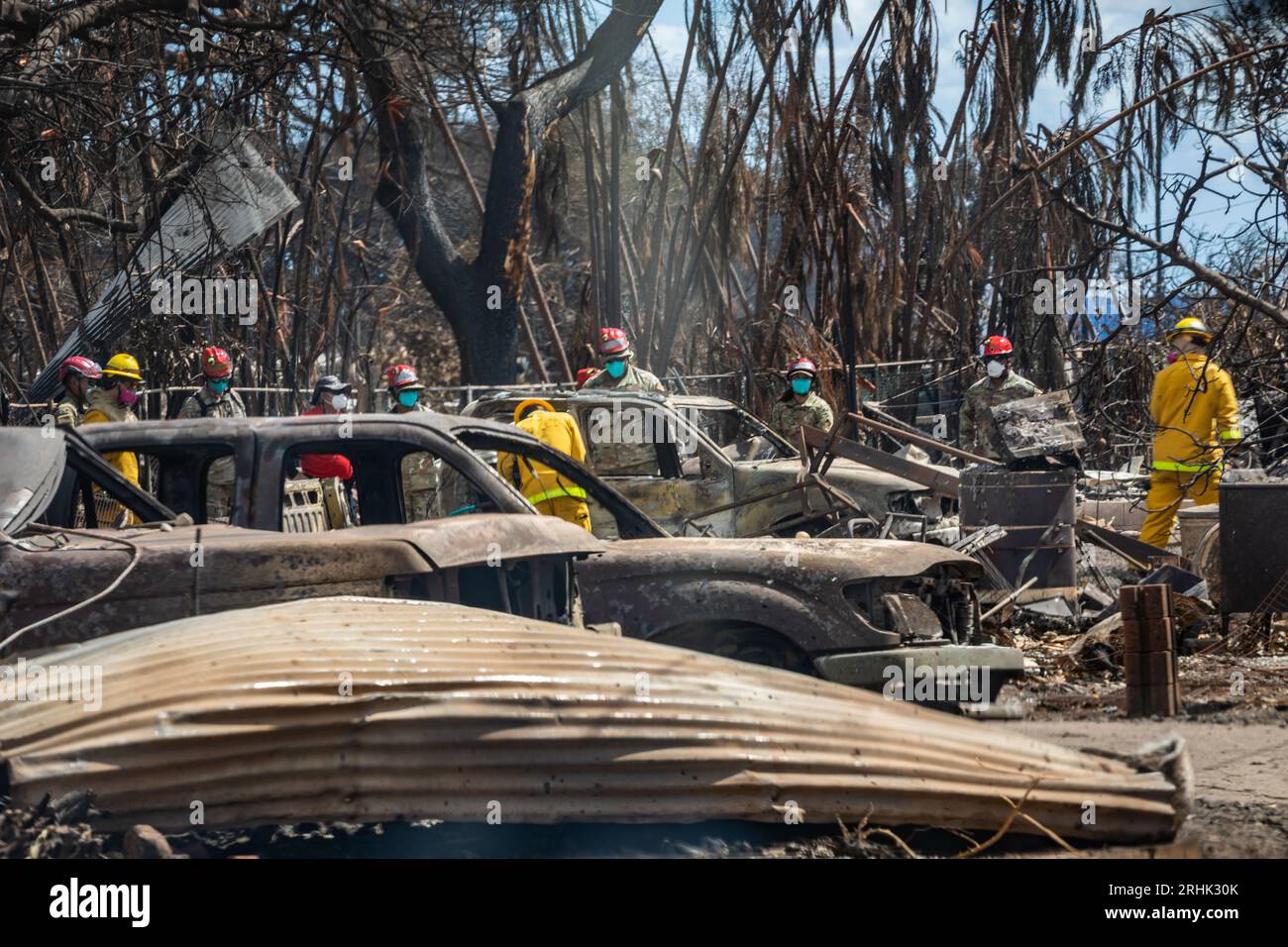 Lahaina, États-Unis. 15 août 2023. Les membres de la Combined joint Task Force 50 fouillent les décombres des maisons à la recherche de restes humains à la suite des feux de forêt qui ont balayé la ville, le 15 août 2023 à Lahaina, Maui, Hawaii. Les feux de forêt attisés par des vents violents ont tué au moins 100 personnes et détruit des milliers de maisons sur l'île. Crédit : SSgt. Matthew Foster/États-Unis Garde nationale/Alamy Live News Banque D'Images
