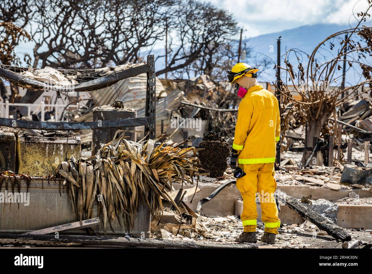 Lahaina, États-Unis. 15 août 2023. Les membres de la Combined joint Task Force 50 fouillent les décombres des maisons à la recherche de restes humains à la suite des feux de forêt qui ont balayé la ville, le 15 août 2023 à Lahaina, Maui, Hawaii. Les feux de forêt attisés par des vents violents ont tué au moins 100 personnes et détruit des milliers de maisons sur l'île. Crédit : SSgt. Matthew Foster/États-Unis Garde nationale/Alamy Live News Banque D'Images