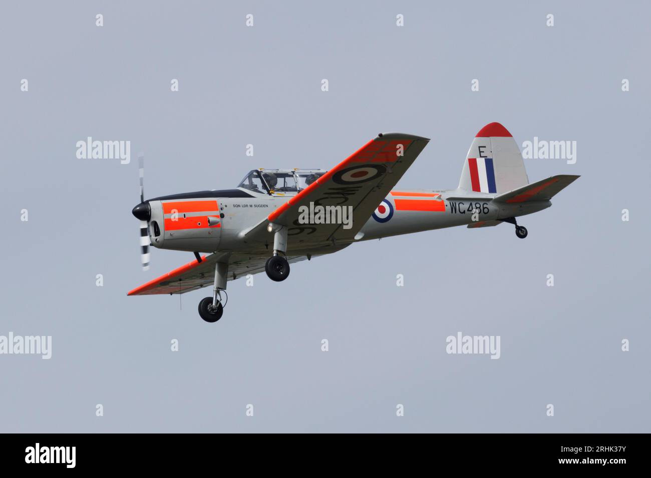 Un avion d'entraînement Chipmunk de la RAF appartenant au vol Memorial de la bataille d'Angleterre, effectue des circuits d'entraînement à la RAF Coningsby, le 20 juillet 2023 Banque D'Images