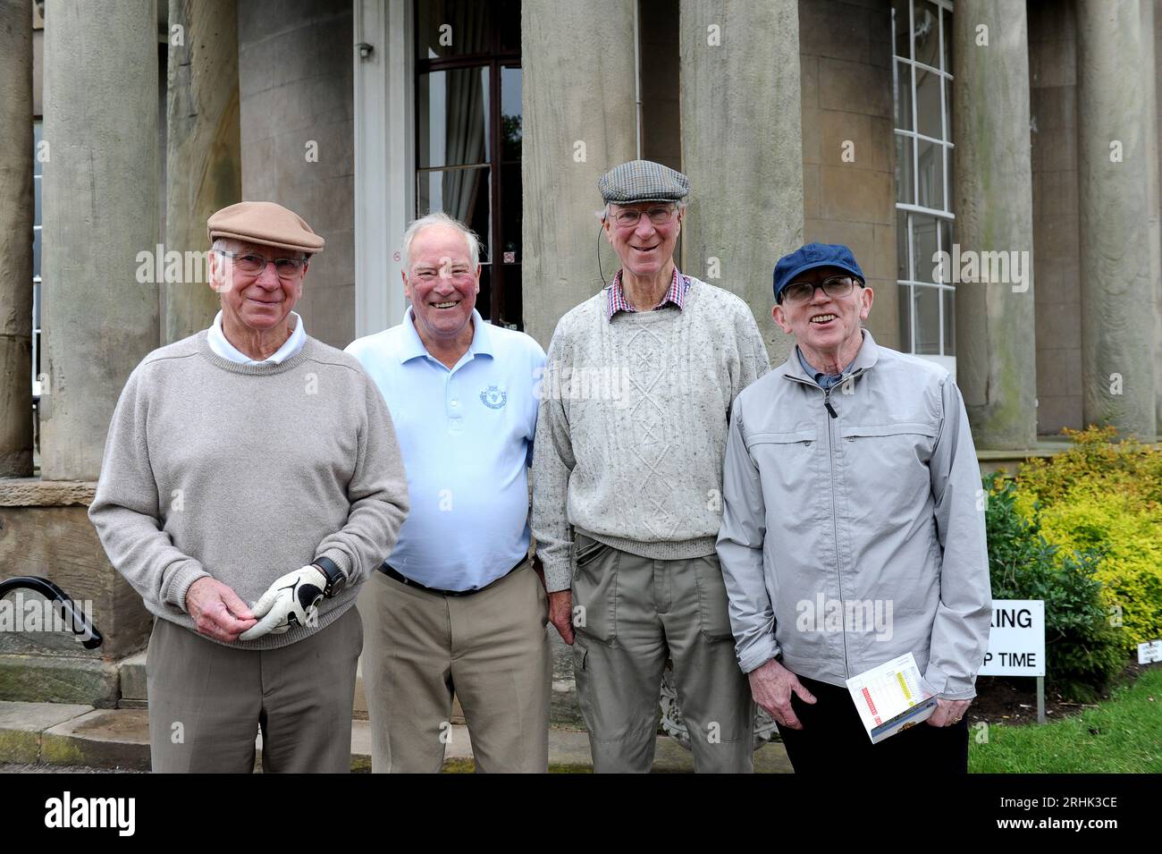 Douze des vainqueurs de la coupe du monde en Angleterre en 1966 ont été réunis sur le parcours de golf Brockton Hall dans le Staffordshire aujourd'hui. Sir Bobby Charlton, Ron Flowers, Gordon Banks, George Eastham. Banque D'Images