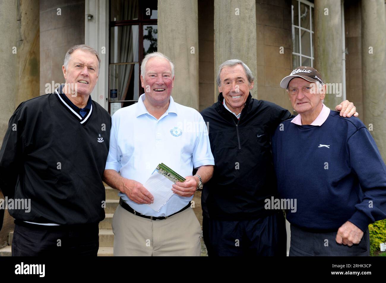 Douze des vainqueurs de la coupe du monde en Angleterre en 1966 ont été réunis sur le parcours de golf Brockton Hall dans le Staffordshire aujourd'hui. Geoff Hurst, Ron Flowers, Gordon Banks et George Eastham. Banque D'Images