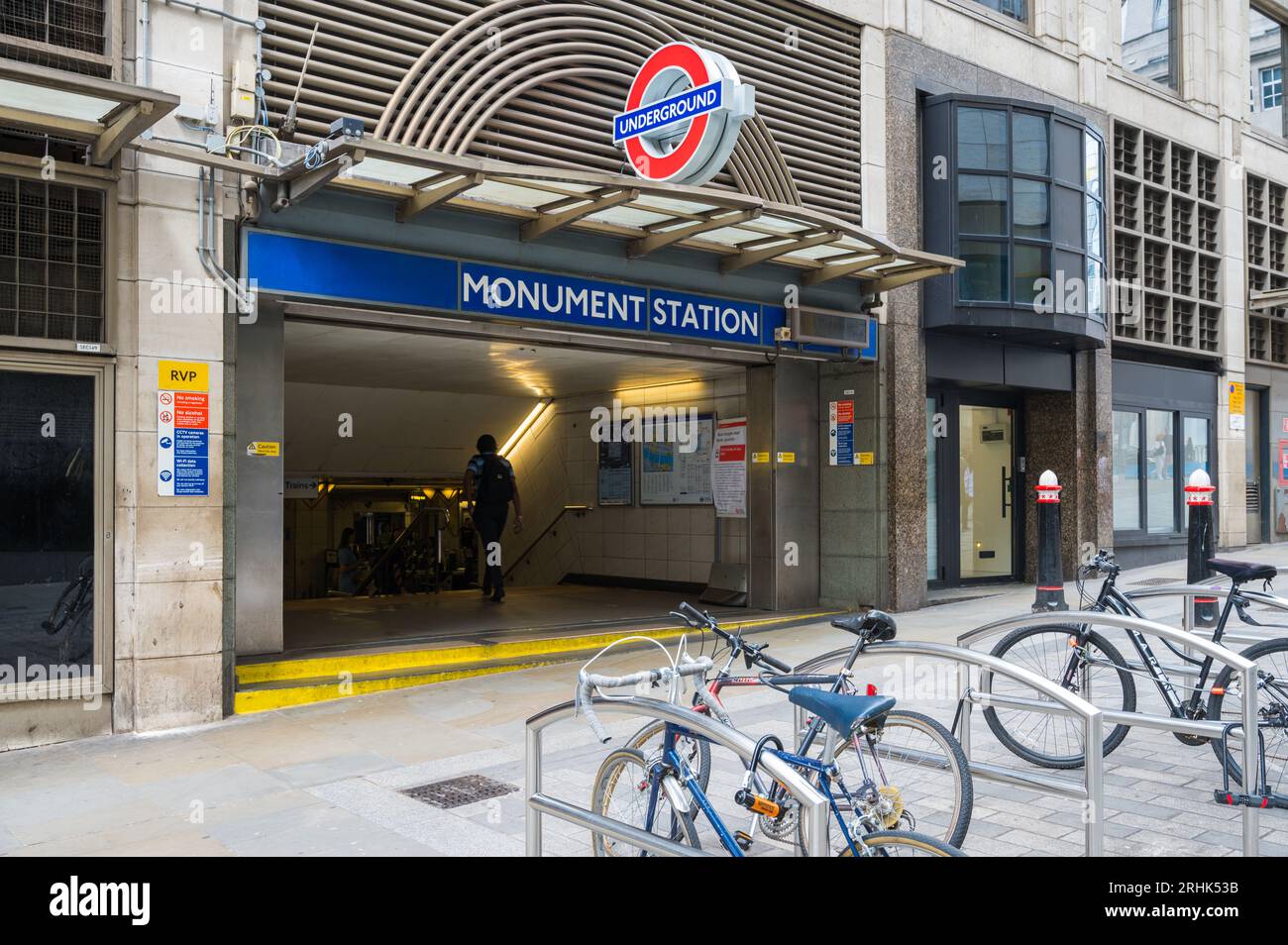 Entrée et sortie à la station de métro Monument. Fish Street Hill, ville de Londres, Angleterre, Royaume-Uni Banque D'Images