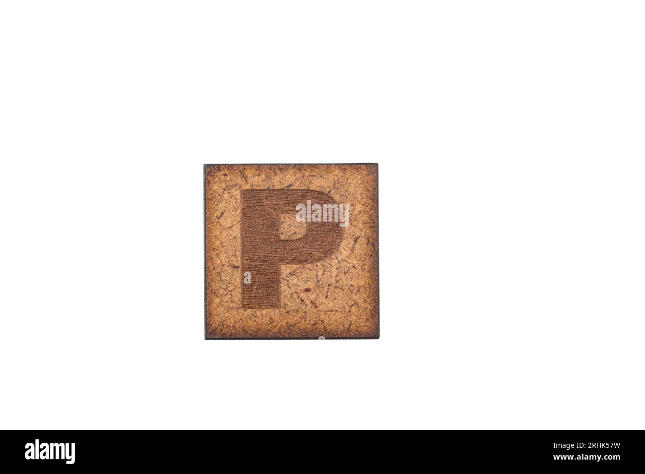 Lettre majuscule en carreaux de bois carrés - lettre P, sur fond blanc. Banque D'Images