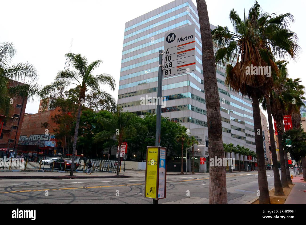 Los Angeles, Californie : arrêt de bus Metro. Les transports publics du comté de Los Angeles Banque D'Images