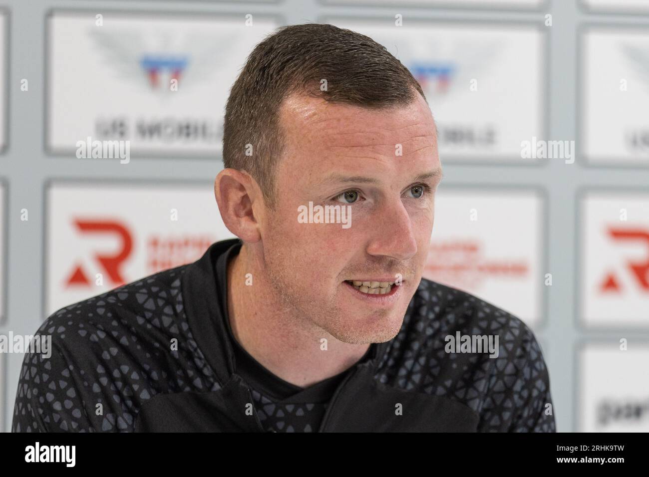 Neill Collins l'entraîneur-chef de Barnsley prend la parole lors de la conférence de presse d'avant-match Barnsley vs Oxford United à Oakwell, Barnsley, Royaume-Uni, le 17 août 2023 (photo de Mark Cosgrove/News Images) Banque D'Images