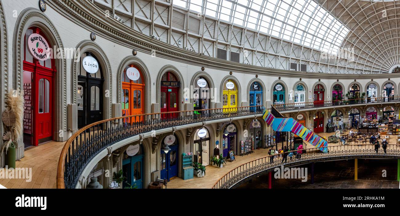 ÉCHANGE DE MAÏS, LEEDS, ROYAUME-UNI - 14 AOÛT 2023. Un intérieur d'architecture colorée de l'historique Leeds Corn Exchange avec des rangées de petits retai indépendants Banque D'Images