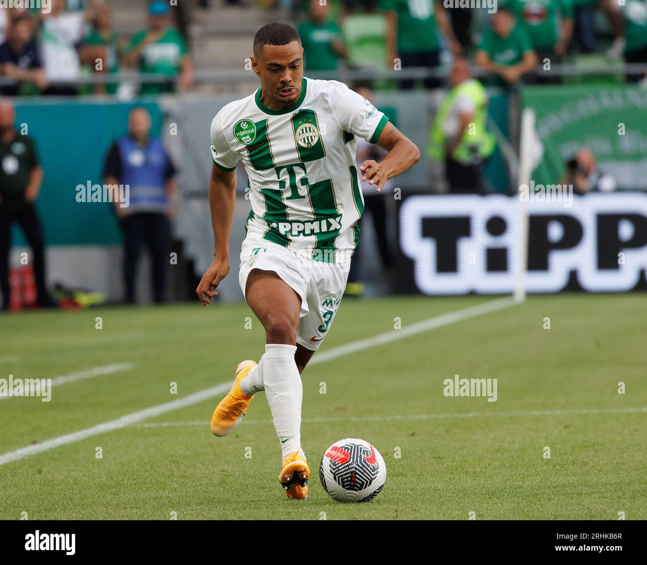 Budapest, Hongrie. 17 août 2023. Henry Wingo court avec le ballon lors du troisième tour de qualification de l'UEFA Europa Conference League, le match de deuxième étape entre le Ferencvarosi TC et le Hamrun Spartans FC au Groupama Arena le 17 août 2023 à Budapest, en Hongrie. Crédit : Laszlo Szirtesi/Alamy Live News Banque D'Images