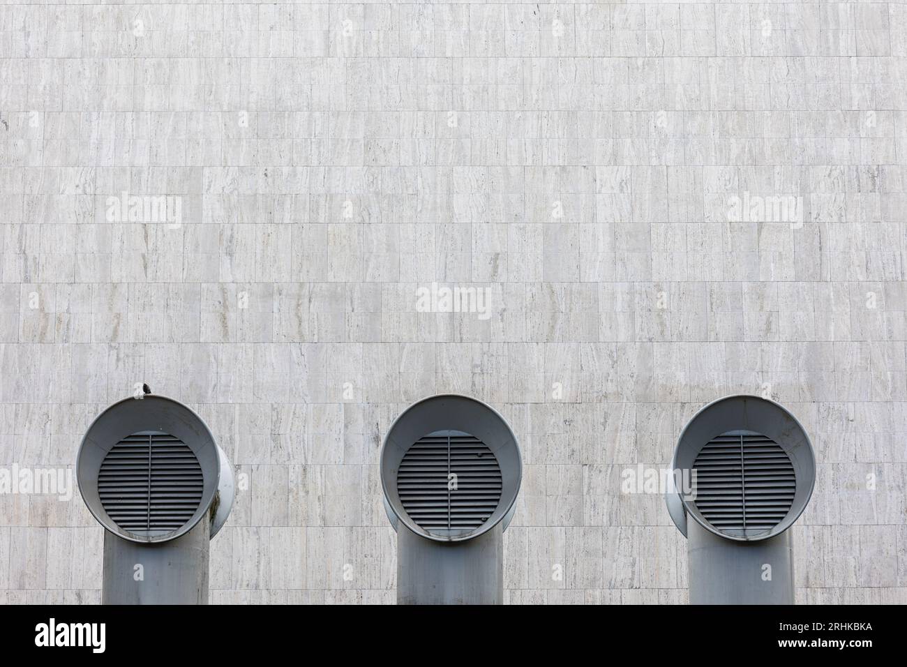 Puits de ventilation symétriques avec mur de travertin en arrière-plan à Bratislava, Slovaquie. Composition minimaliste. Banque D'Images