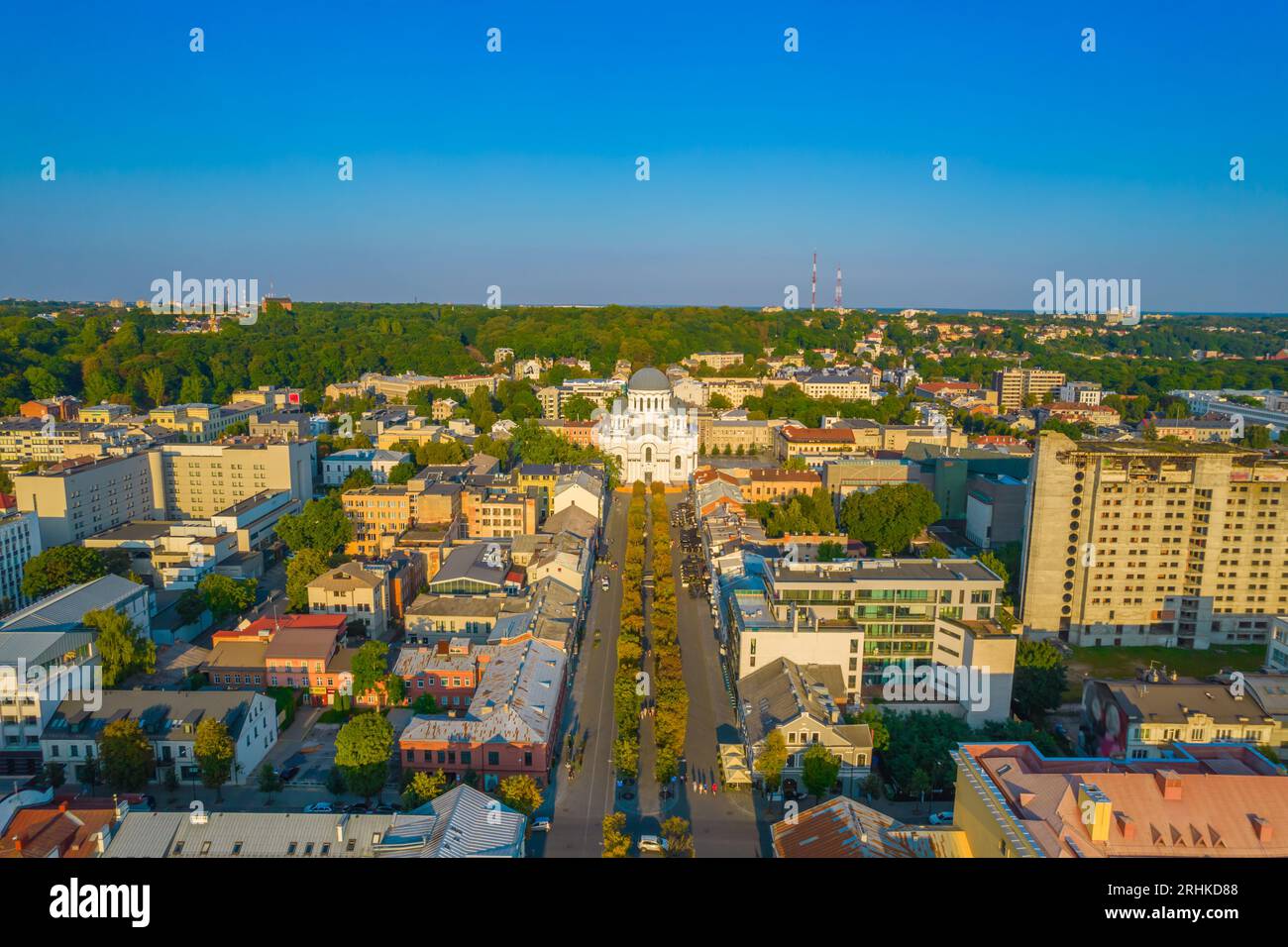 Centre-ville de Kaunas et avenue de la liberté, Laisves aleja en Lituanie. Vue aérienne drone de ruelle en été. Banque D'Images