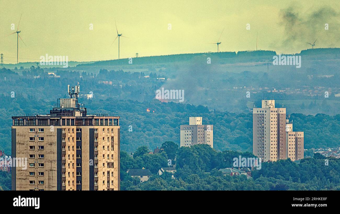 Glasgow, Écosse, Royaume-Uni. 17 août 2023. Un énorme incendie au sud de la ville alors que huit pompiers assistent à l'incendie de l'ancien hôtel de Carmunnock, le Carnbooth House Hotel abandonné, photographié à 16 kilomètres au-delà des tours de boucliers polockshields de la ville. Crédit Gerard Ferry/Alamy Live News Banque D'Images