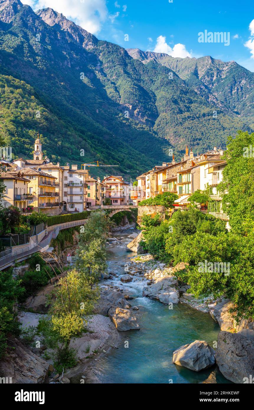 Rivière Mera et la vieille ville de Chiavenna, une commune italienne et une petite ville de 7330 habitants dans la province de Sondrio, appartenant à la Lomba Banque D'Images