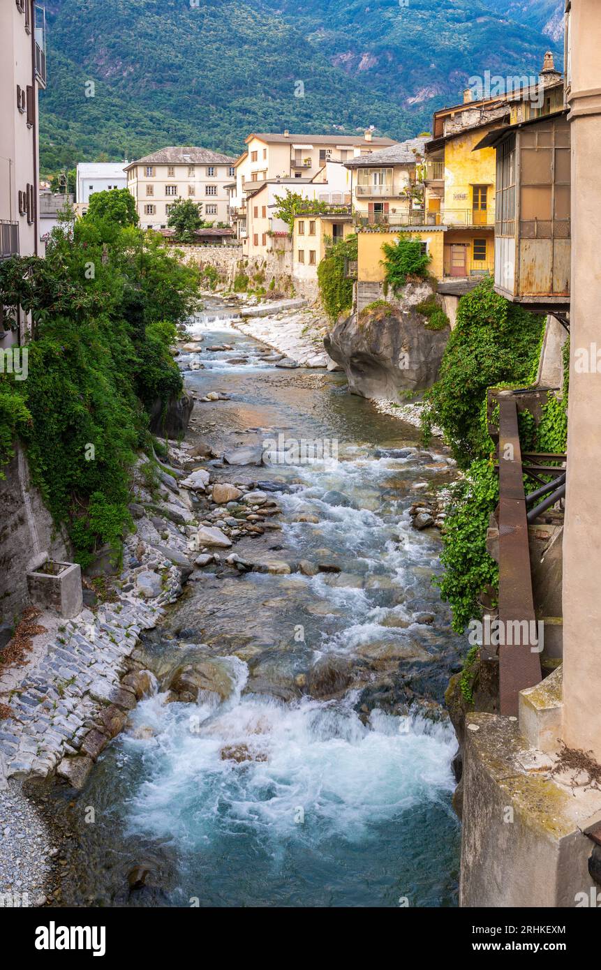 Rivière Mera coule à travers la vieille ville de Chiavenna, une commune italienne et une petite ville de 7330 habitants dans la province de Sondrio, appartenant à Banque D'Images