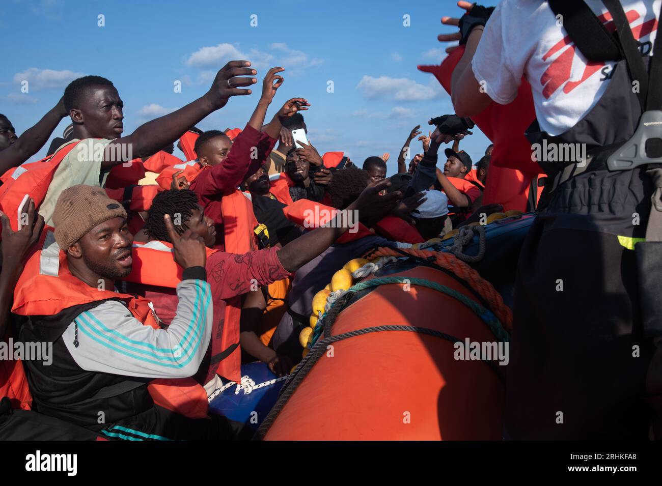 Libia, Libye. 17 août 2023. L'équipe de sauvetage MSF distribue des gilets de sauvetage à 55 migrants à 27 miles au large de la Libye. Médecins sans frontières effectue son premier sauvetage de 55 personnes en rotation 36. Crédit : SOPA Images Limited/Alamy Live News Banque D'Images