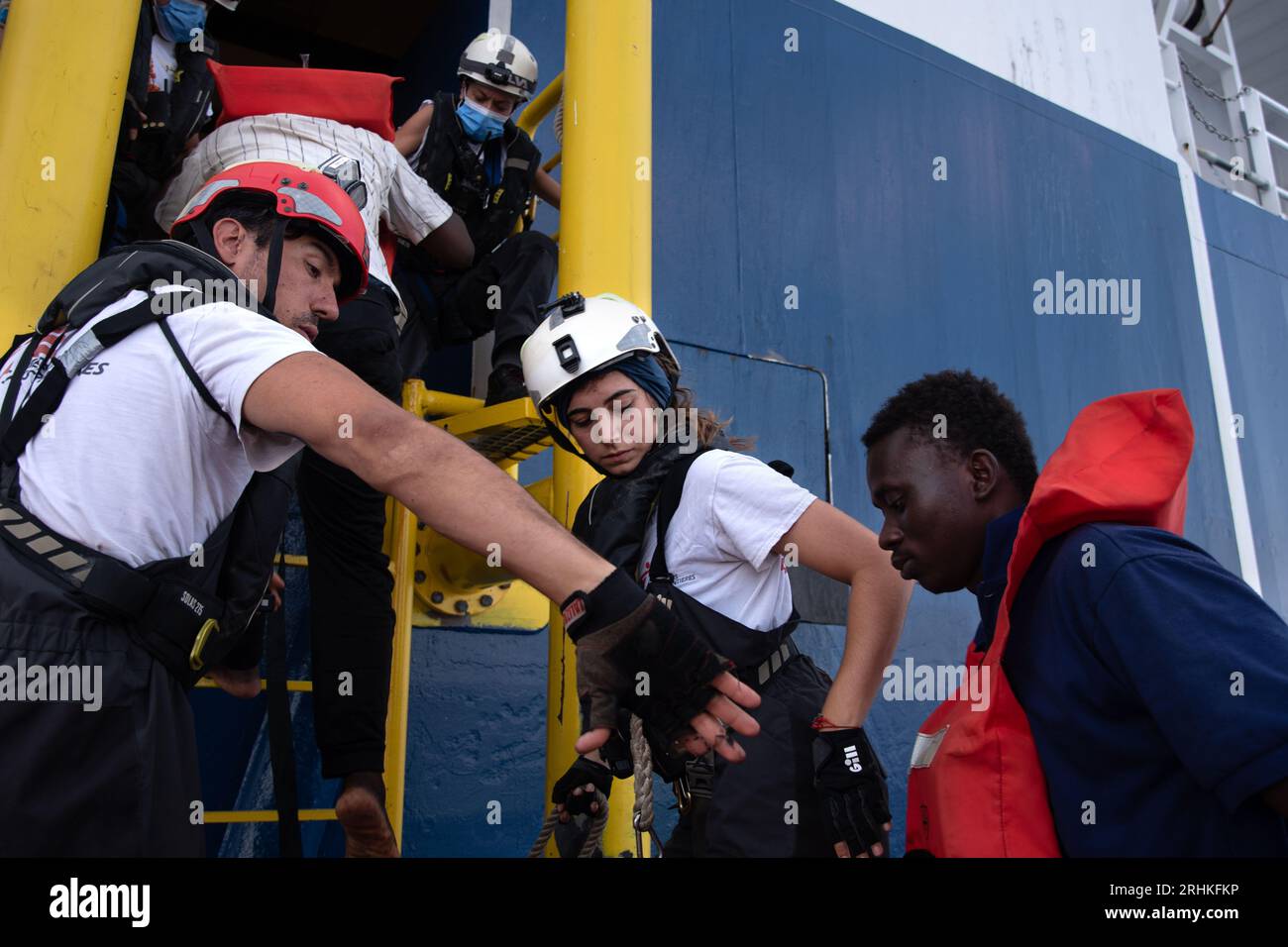 Libia, Libye. 17 août 2023. Deux membres de l’équipe de sauvetage MSF débarquent de l’un des 55 survivants du bateau de sauvetage. Médecins sans frontières effectue son premier sauvetage de 55 personnes en rotation 36. (Photo Ximena Borrazas/SOPA Images/Sipa USA) crédit : SIPA USA/Alamy Live News Banque D'Images