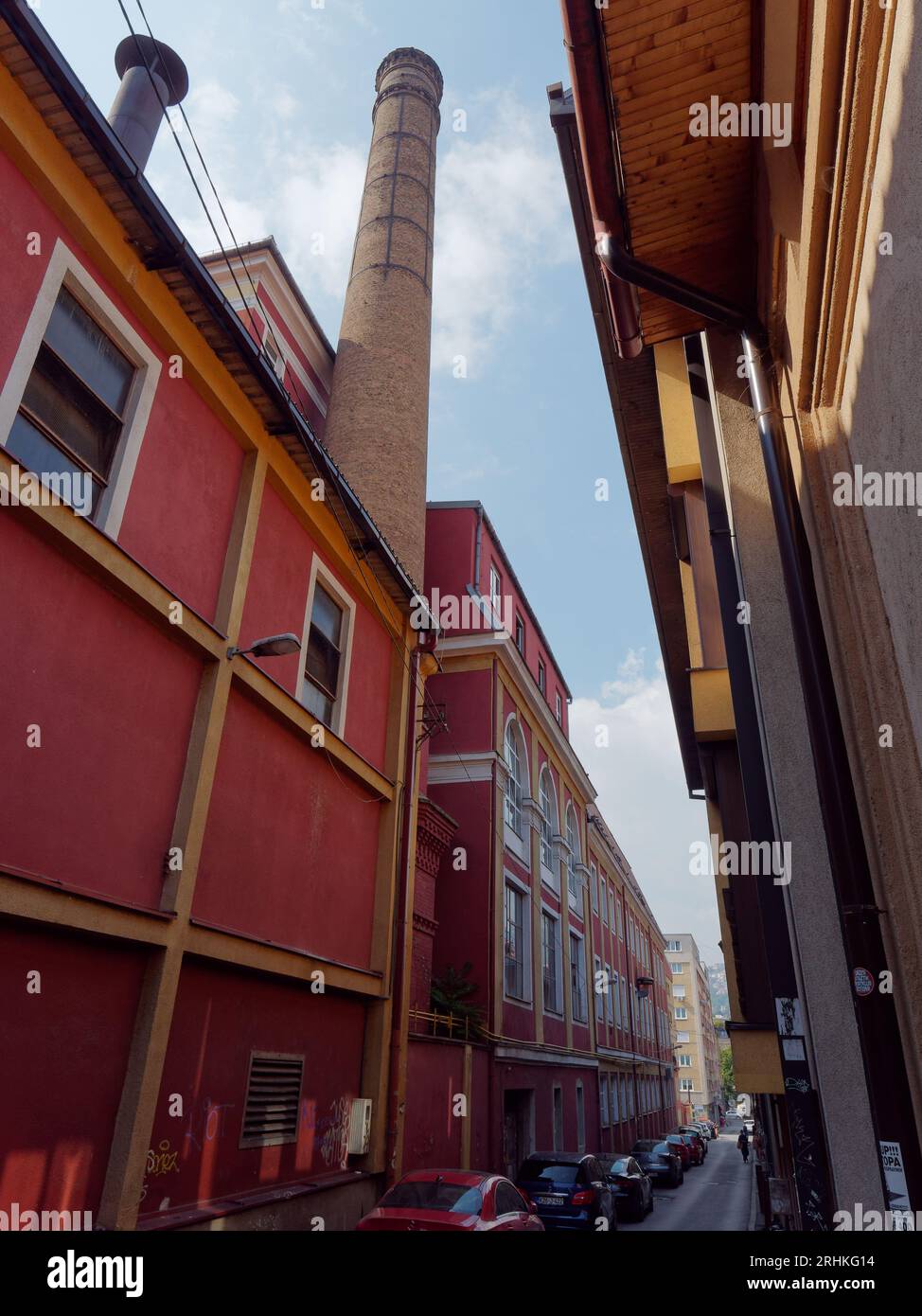 Rue étroite avec une partie de la brasserie Sarajevska pivara laissée dans la ville Sarajevo, Bosnie-Herzégovine, 17 août 2023. Banque D'Images