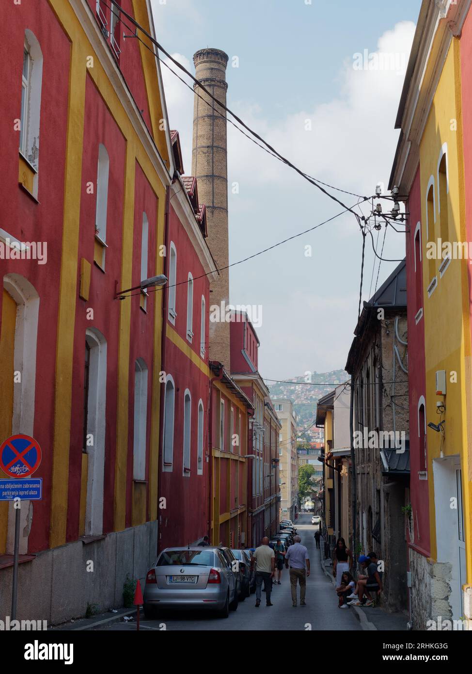 Rue étroite avec une partie de la brasserie Sarajevska pivara laissée dans la ville Sarajevo, Bosnie-Herzégovine, 17 août 2023. Banque D'Images