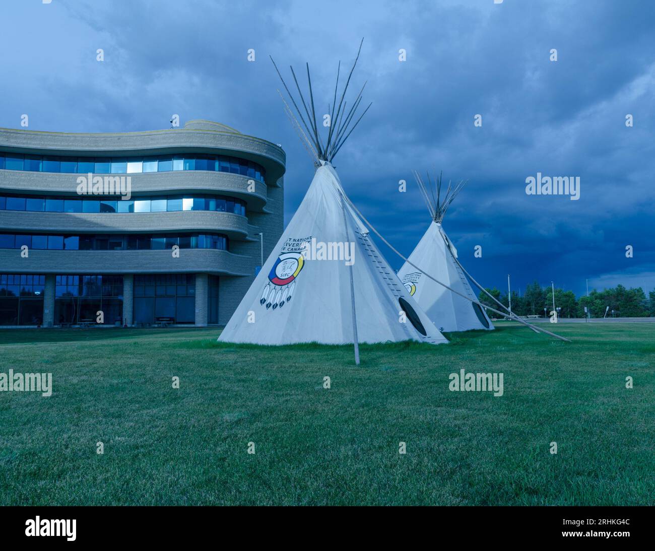 Université des Premières Nations du Canada à Regina, Saskatchewan. Le bâtiment a une architecture courbe distinctive avec une façade ressemblant à un tipi. Banque D'Images