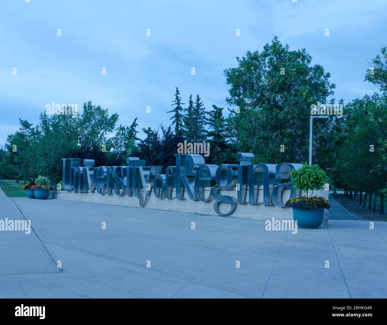 Le panneau d'entrée du terrain de l'Université de Regina à Regina Saskatchewan. C'est aussi le site de l'Université des Premières Nations du Canada. Banque D'Images