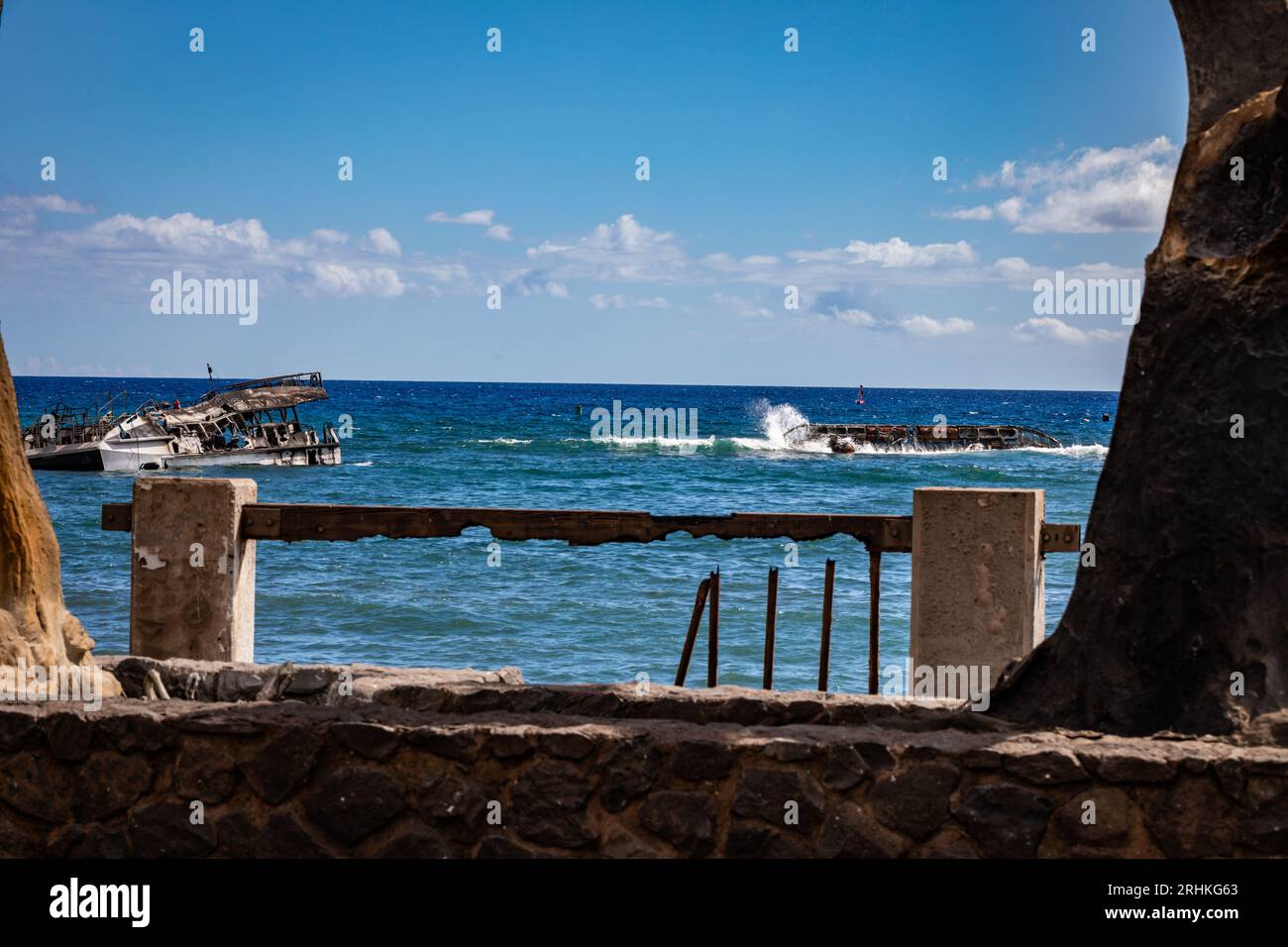 Lahaina, États-Unis. 16 août 2023. Les restes brûlés de bateaux bordant le front de mer de l'historique Old Lahaina Center à la suite des feux de forêt qui ont balayé l'ouest de Maui, le 16 août 2023 à Lahaina, Maui, Hawaii. Les feux de forêt attisés par des vents violents ont tué au moins 100 personnes et détruit des milliers de maisons sur l'île. Crédit : SSgt. Matthew Foster/États-Unis Garde nationale/Alamy Live News Banque D'Images