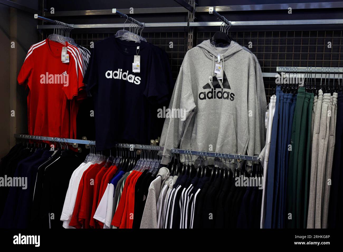 Düsseldorf 08.03.2023 sweat-shirts und T-Shirts der Marke Adidas im METRO-Markt in Foto : Norbert Schmidt,Düsseldorf Banque D'Images