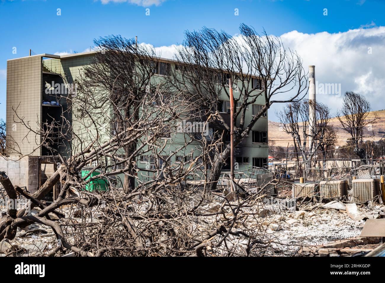 Lahaina, États-Unis. 16 août 2023. Les restes brûlés d'un immeuble d'appartements suite à des incendies de forêt qui ont balayé l'ouest de Maui, le 16 août 2023 à Lahaina, Maui, Hawaï. Les feux de forêt attisés par des vents violents ont tué au moins 100 personnes et détruit des milliers de maisons sur l'île. Crédit : SSgt. Matthew Foster/États-Unis Garde nationale/Alamy Live News Banque D'Images
