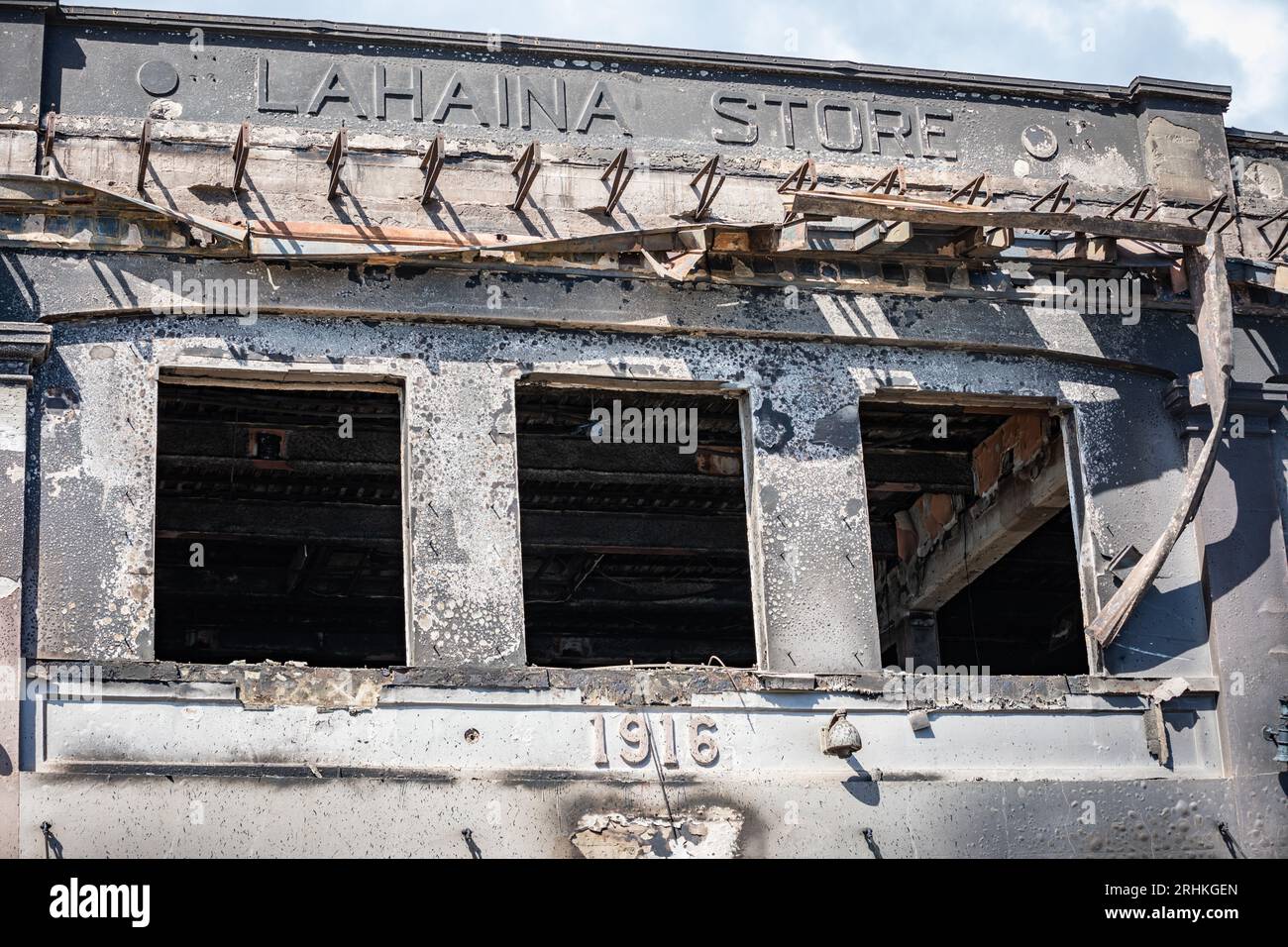 Lahaina, États-Unis. 16 août 2023. Les restes brûlés de l'historique magasin Lahaina dans le Old Lahaina Center suite aux feux de forêt qui ont balayé l'ouest de Maui, le 16 août 2023 à Lahaina, Maui, Hawaii. Les feux de forêt attisés par des vents violents ont tué au moins 100 personnes et détruit des milliers de maisons sur l'île. Crédit : SSgt. Matthew Foster/États-Unis Garde nationale/Alamy Live News Banque D'Images
