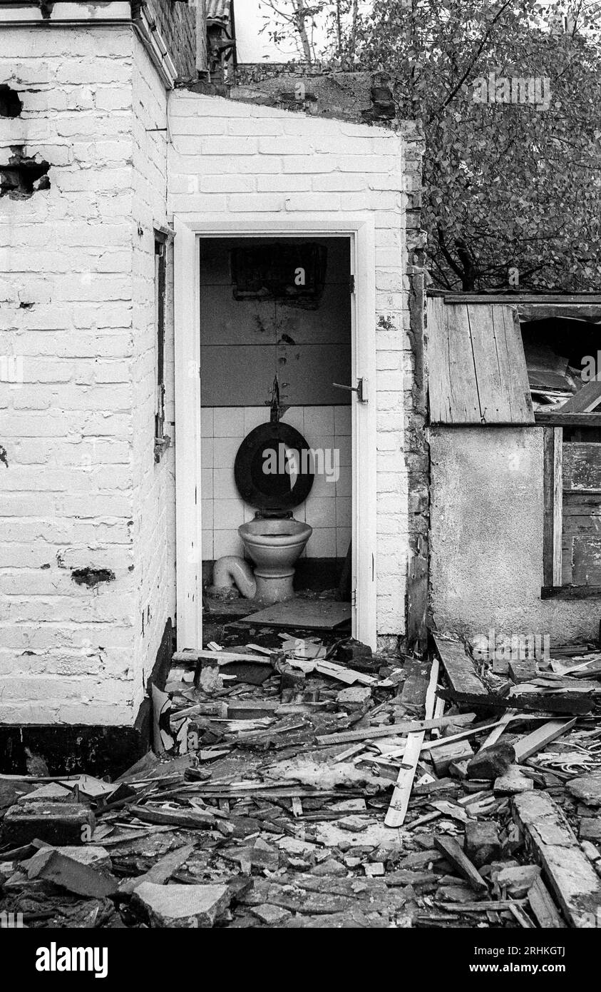 Photographie d'archive de 1976 de toilettes extérieures abandonnées dans des maisons en attente d'être démolies à Finchley, au nord de Londres. Banque D'Images
