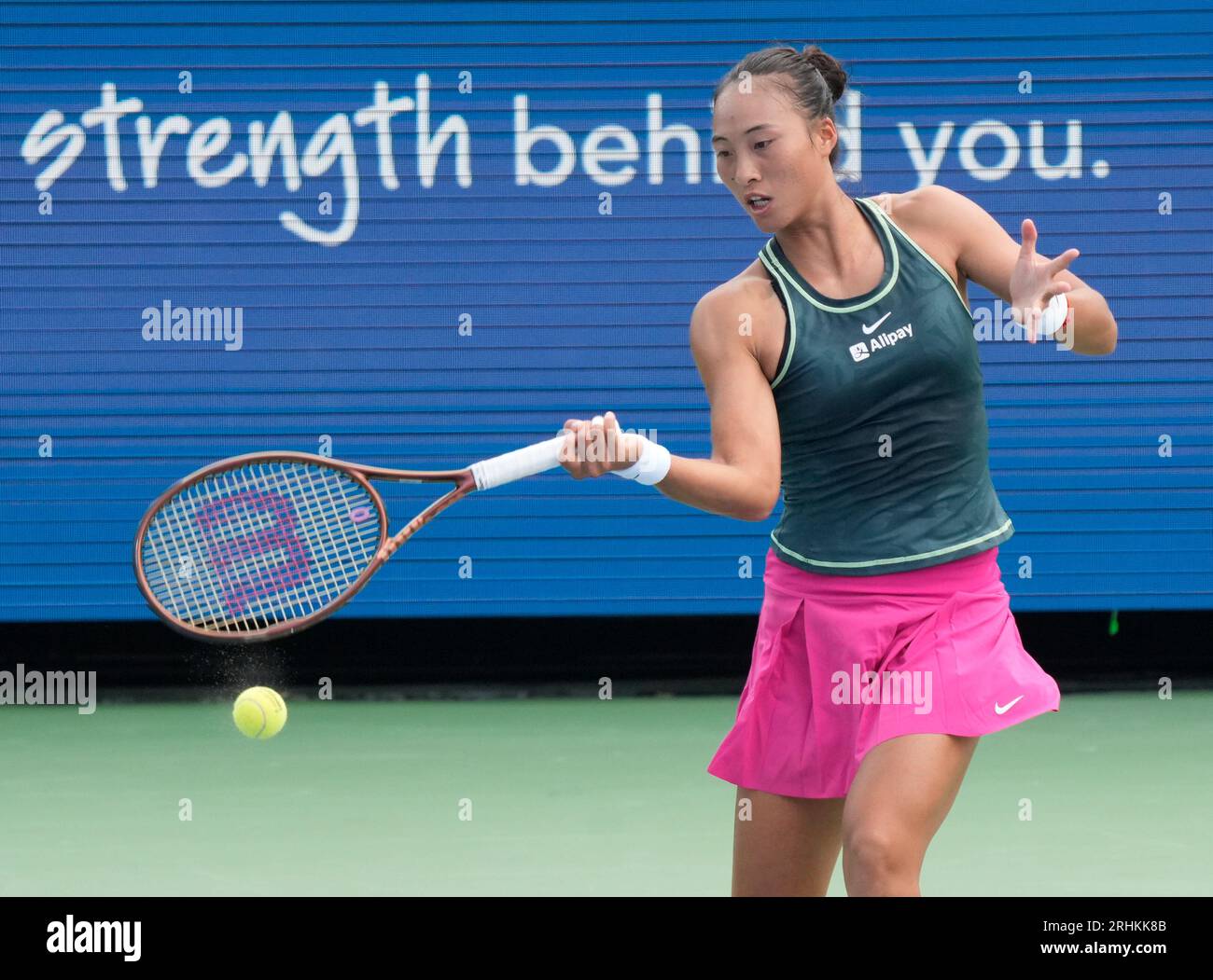 16 août 2023 : Qinwen Zheng (CHN) bat venus Williams (USA) 1-6, 6-2, 6-1, à l'Open de Western & Southern au Lindner Family tennis Center à Mason, Ohio/USA © Leslie Billman/Tennisclix/Cal Sport Media Banque D'Images