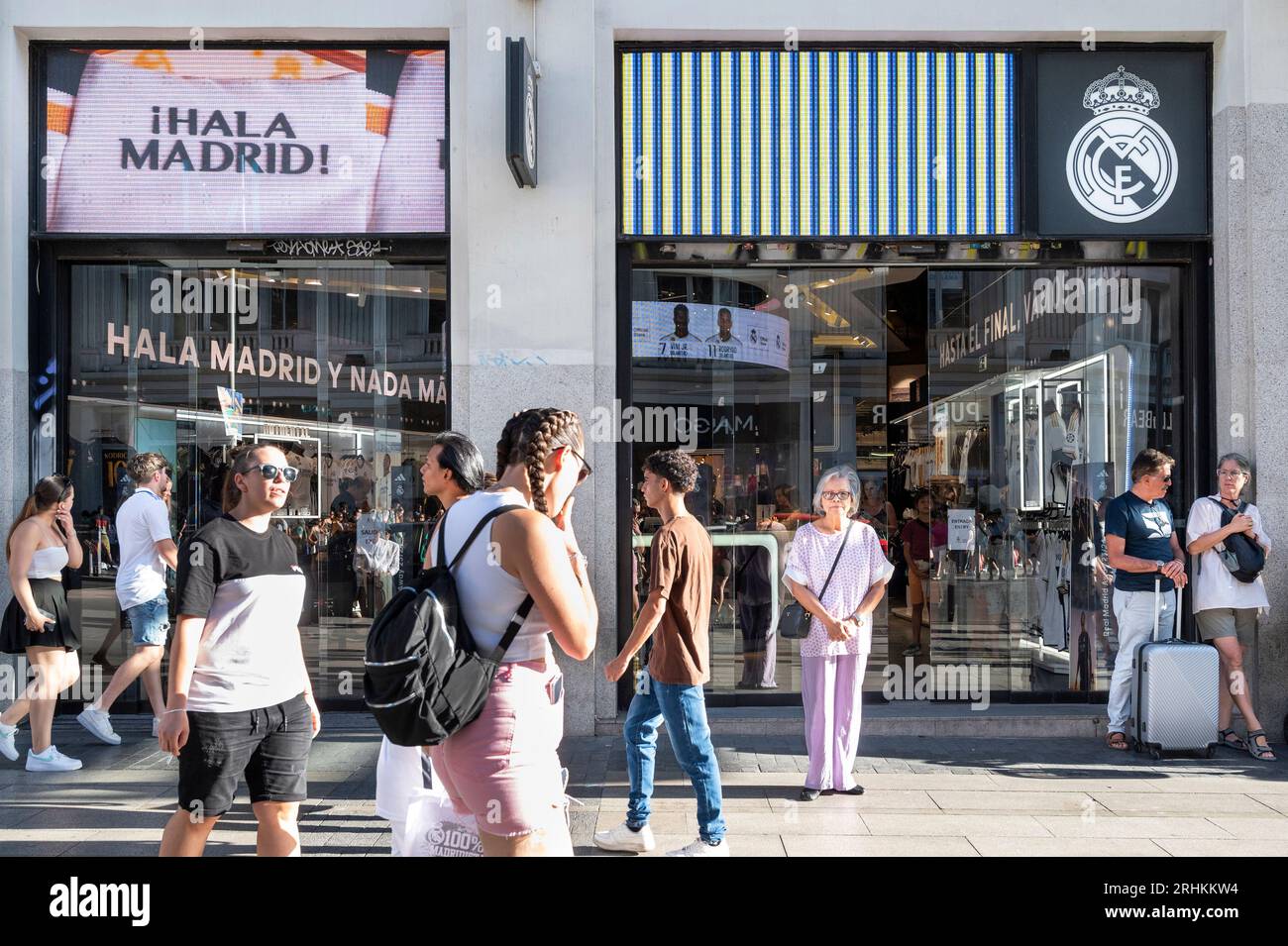 Madrid, Espagne. 5 août 2023. Les acheteurs et les piétons sont vus dans le magasin officiel et le logo de l'équipe espagnole de football professionnel Real Madrid Club en Espagne. (Image de crédit : © Xavi Lopez/SOPA Images via ZUMA Press Wire) USAGE ÉDITORIAL SEULEMENT! Non destiné à UN USAGE commercial ! Banque D'Images