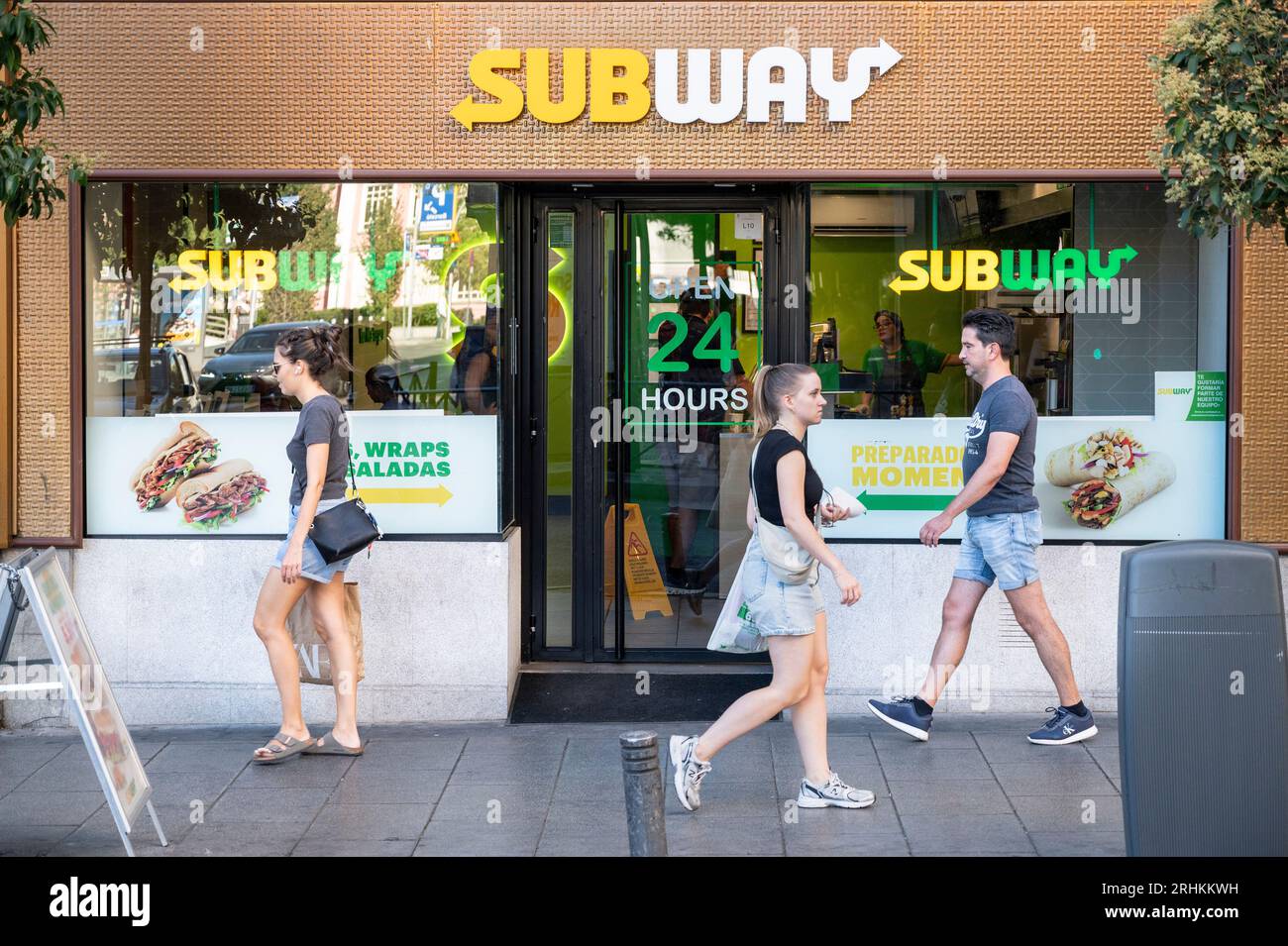 Madrid, Espagne. 5 août 2023. Les piétons passent devant la franchise américaine de restaurant de fast-food de sandwichs, magasin Subway en Espagne. (Image de crédit : © Xavi Lopez/SOPA Images via ZUMA Press Wire) USAGE ÉDITORIAL SEULEMENT! Non destiné à UN USAGE commercial ! Banque D'Images