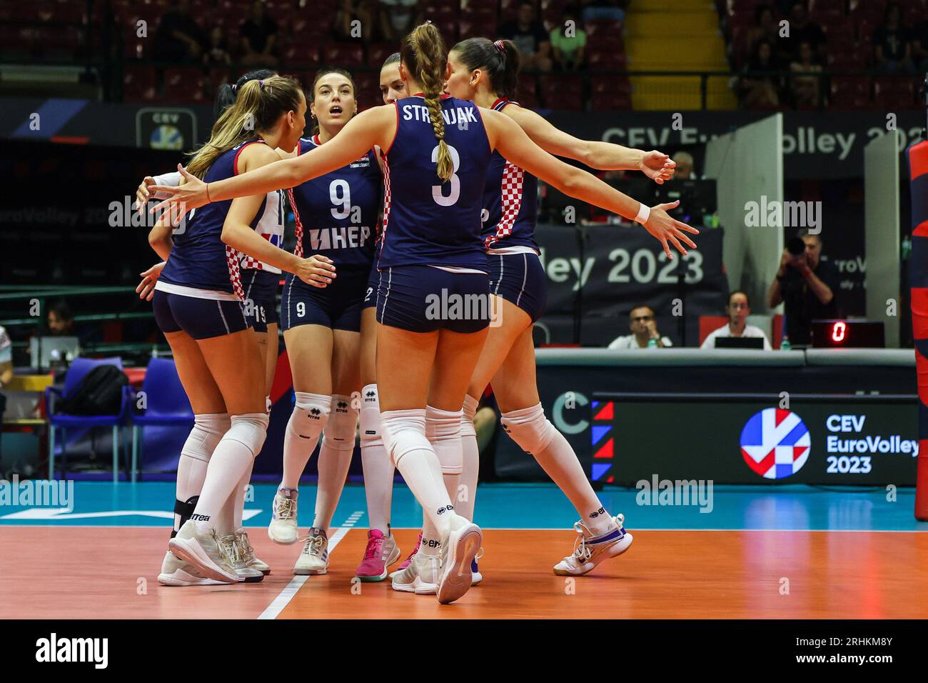 Monza, Italie. 17 août 2023. Les joueuses croates célèbrent lors du match de volleyball féminin de la finale de la poule B de la CEV EuroVolley 2023 entre la Roumanie et la Croatie à l'Arena di Monza, Monza, Italie le 17 août 2023 Credit : Independent photo Agency/Alamy Live News Banque D'Images