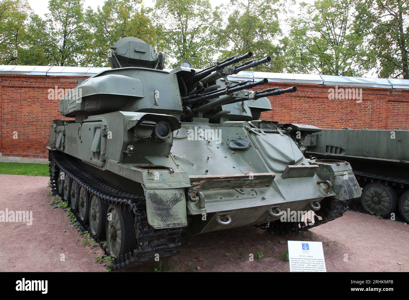 Kronstadt, Russie. 17 août 2023. Canon automoteur anti-aérien, ZSU-23-4 'Shilka' qui était précédemment utilisé par l'armée russe est présenté au Parc militaire patriotique de la culture et des loisirs du district militaire occidental 'Patriot' à Cronstadt, près de la ville de Saint-Pétersbourg, Fédération de Russie. Crédit : SOPA Images Limited/Alamy Live News Banque D'Images