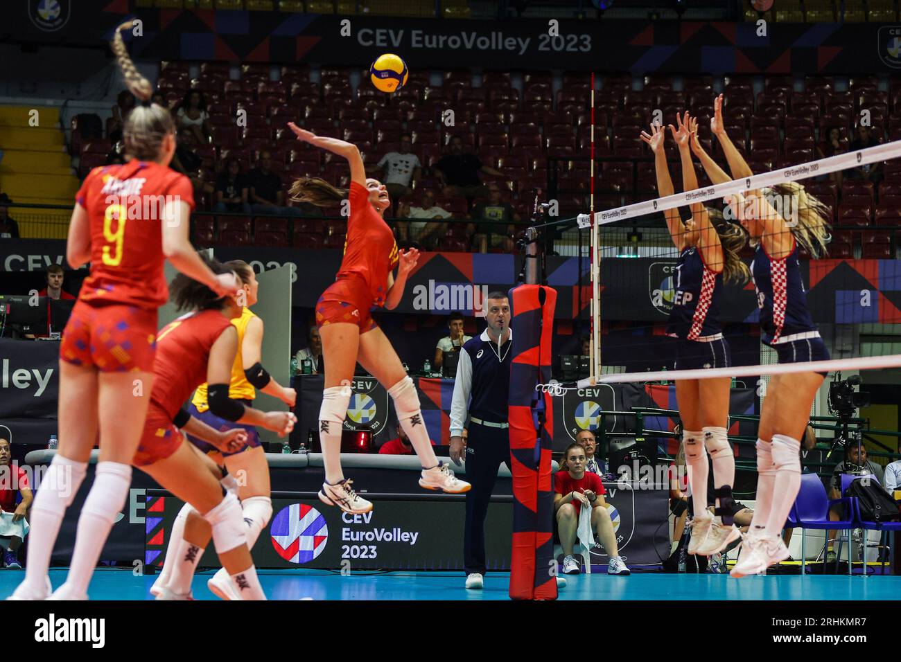 Monza, Italie. 17 août 2023. Elizabet Lenke Inneh #7 de Roumanie vu en action lors du match de volleyball féminin de la finale de la poule B de la CEV EuroVolley 2023 entre la Roumanie et la Croatie à l'Arena di Monza, Monza, Italie le 17 août 2023 crédit : Agence photo indépendante/Alamy Live News Banque D'Images