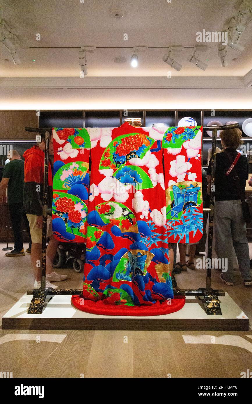 Uchikake kimono ownde par Freddie Mercury, Sotheby's A World of his own exhibition, Londres, Royaume-Uni Banque D'Images