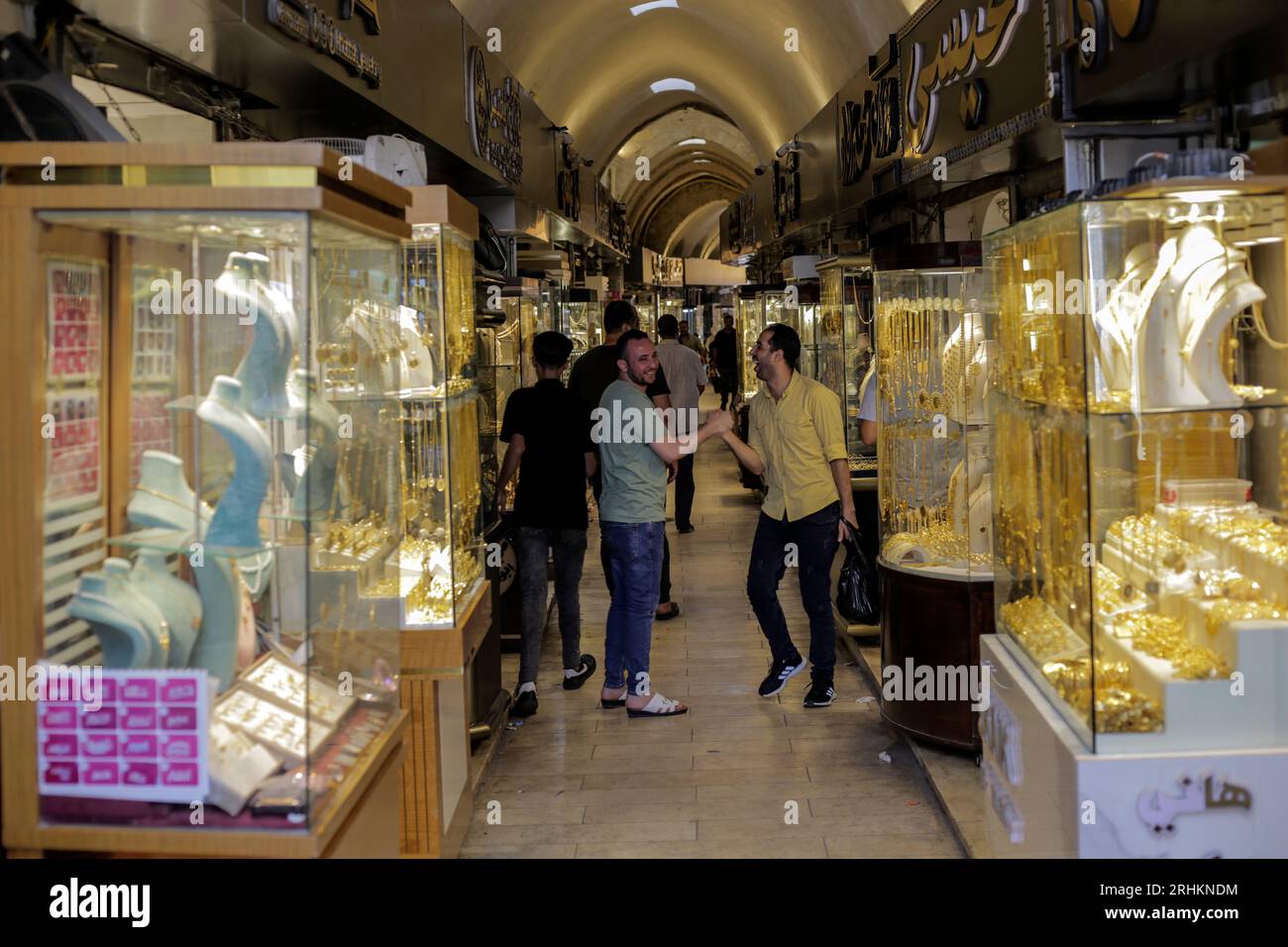 Les Palestiniens font leurs achats au marché de l'or dans l'ancien marché de Gaza dans l'est de la ville de Gaza. Le marché de l'or, également connu sous le nom de marché Qissariya, configuré avec un toit pointu et voûté au-dessus de la route centrale, se trouve le long de la bordure sud de la Grande Mosquée de Gaza, à côté de la rue principale Omar Mukhtar. Les prix de l'or en Palestine ont connu de nouveaux changements dans le prix d'un gramme d'or qui a augmenté de l'équivalent de 2 dollar US dans la bande de Gaza. Banque D'Images