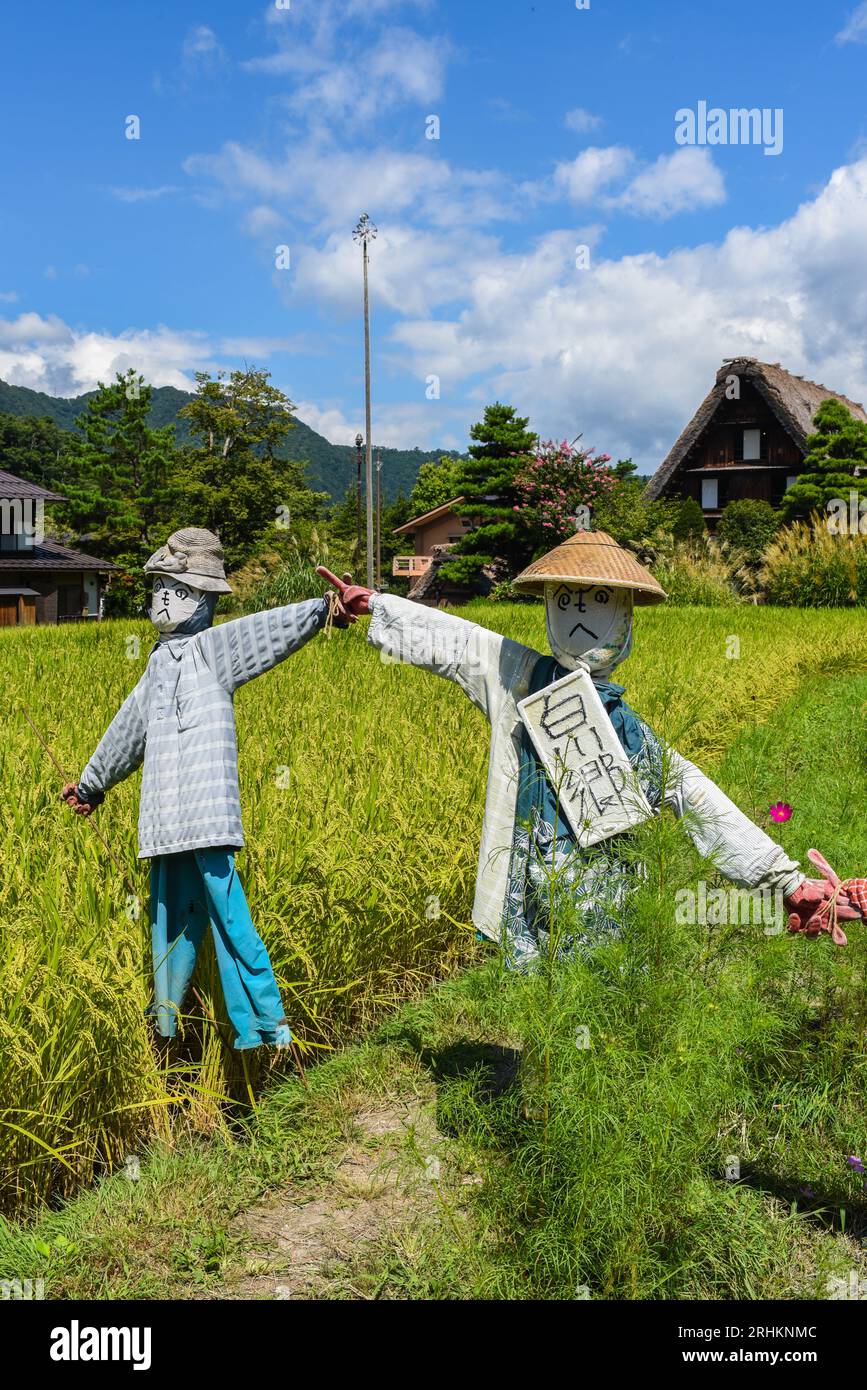 Des épouvantails devant des fermes traditionnelles en bois de chaume Gassho-zukuri dans le village de Shirakawa-Go, préfecture de Gifu, Japon Banque D'Images