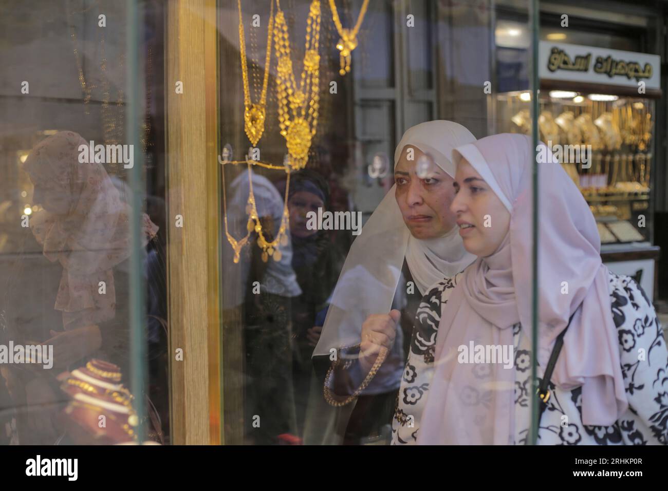 Gaza, Palestine. 17 août 2023. Les Palestiniens font leurs achats au marché de l'or dans l'ancien marché de Gaza dans l'est de la ville de Gaza. Le marché de l'or, également connu sous le nom de marché Qissariya, configuré avec un toit pointu et voûté au-dessus de la route centrale, se trouve le long de la bordure sud de la Grande Mosquée de Gaza, à côté de la rue principale Omar Mukhtar. Les prix de l'or en Palestine ont connu de nouveaux changements dans le prix d'un gramme d'or qui a augmenté de l'équivalent de 2 dollar US dans la bande de Gaza. (Photo Mahmoud Issa/SOPA Images/Sipa USA) crédit : SIPA USA/Alamy Live News Banque D'Images