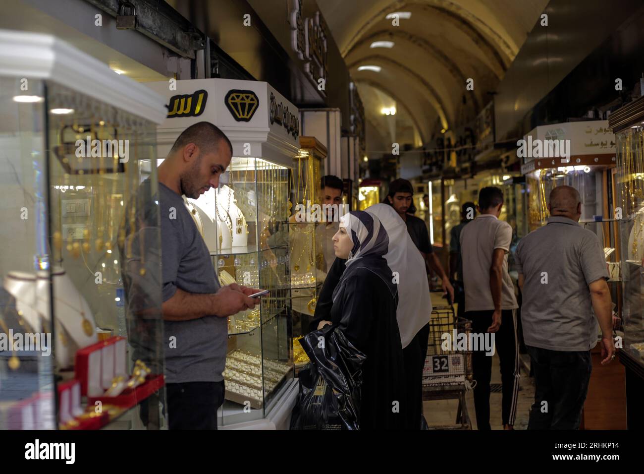 Gaza, Palestine. 17 août 2023. Les Palestiniens font leurs achats au marché de l'or dans l'ancien marché de Gaza dans l'est de la ville de Gaza. Le marché de l'or, également connu sous le nom de marché Qissariya, configuré avec un toit pointu et voûté au-dessus de la route centrale, se trouve le long de la bordure sud de la Grande Mosquée de Gaza, à côté de la rue principale Omar Mukhtar. Les prix de l'or en Palestine ont connu de nouveaux changements dans le prix d'un gramme d'or qui a augmenté de l'équivalent de 2 dollar US dans la bande de Gaza. (Photo Mahmoud Issa/SOPA Images/Sipa USA) crédit : SIPA USA/Alamy Live News Banque D'Images