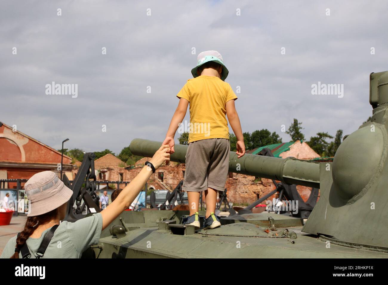 Kronstadt, Russie. 17 août 2023. Le garçon est monté sur un char qui était précédemment utilisé par l'armée russe, et sa mère tient sa main dans le Parc militaire patriotique de la culture et des loisirs du district militaire occidental ''Patriot'' à Cronstadt, près de la ville de Saint-Pétersbourg, en Fédération de Russie. (Image de crédit : © Maksim Konstantinov/SOPA Images via ZUMA Press Wire) USAGE ÉDITORIAL SEULEMENT! Non destiné à UN USAGE commercial ! Banque D'Images