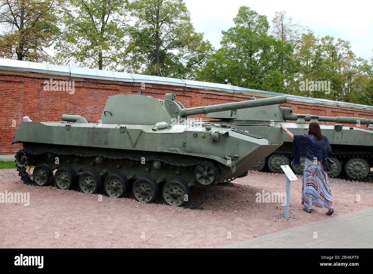 Kronstadt, Russie. 17 août 2023. Une jeune fille touche du matériel militaire, un char qui était précédemment utilisé par l'armée russe, présenté dans le Parc militaire patriotique de la culture et des loisirs du district militaire occidental ''Patriot'' à Cronstadt, près de la ville de Saint-Pétersbourg, Fédération de Russie. (Image de crédit : © Maksim Konstantinov/SOPA Images via ZUMA Press Wire) USAGE ÉDITORIAL SEULEMENT! Non destiné à UN USAGE commercial ! Banque D'Images