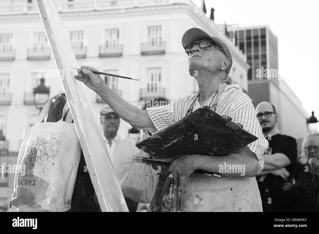 MADRID, ESPAGNE - 2023/08/17 : le célèbre peintre et sculpteur espagnol Antonio Lopez travaille sur une nouvelle œuvre d'art sur la place sol, au centre-ville de Madrid. Banque D'Images