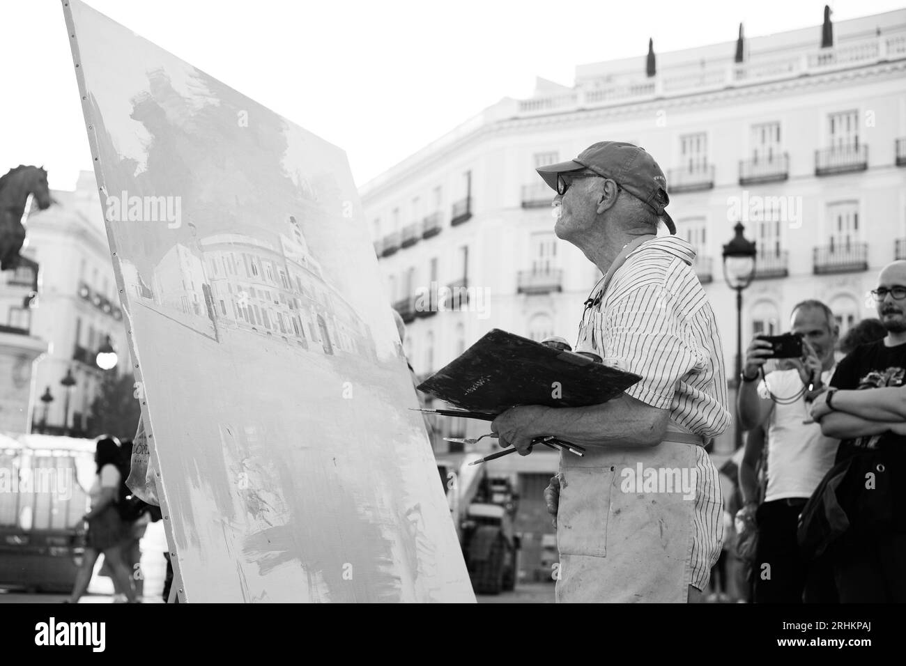 MADRID, ESPAGNE - 2023/08/17 : le célèbre peintre et sculpteur espagnol Antonio Lopez travaille sur une nouvelle œuvre d'art sur la place sol, au centre-ville de Madrid. Banque D'Images