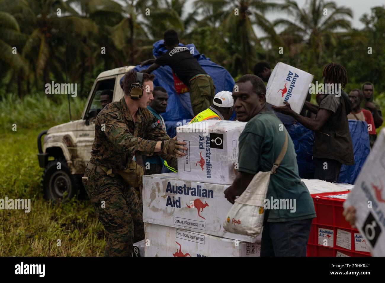 Île de Bougainville, Papouasie-Nouvelle-Guinée. 13 août 2023. Les villageois déchargent l’aide humanitaire d’un hélicoptère CH-53E Super Stallion de la Marine américaine suite aux éruptions du volcan Bagana, le 13 août 2023, sur l’île de Bougainville, en Papouasie-Nouvelle-Guinée. Crédit : Lcpl. Bridgette Rodriguez/États-Unis Marines/Alamy Live News Banque D'Images