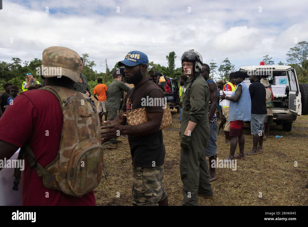 Île de Bougainville, Papouasie-Nouvelle-Guinée. 12 août 2023. Les villageois et les travailleurs de l'Agence de secours forment une chaîne humaine pour décharger l'aide humanitaire d'un hélicoptère américain Marine CH-53E Super Stallion après les éruptions du volcan Bagana, le 12 août 2023, sur l'île de Bougainville, en Papouasie-Nouvelle-Guinée. Crédit : Caporal Abigail Godinez/U.S. Marines/Alamy Live News Banque D'Images
