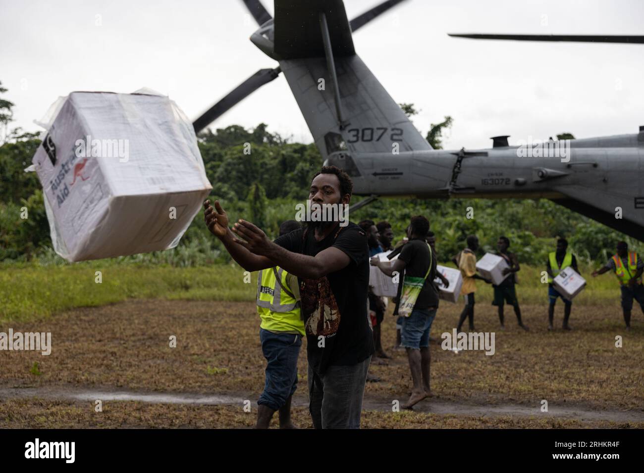 Île de Bougainville, Papouasie-Nouvelle-Guinée. 13 août 2023. Les villageois et les travailleurs de l'Agence de secours déchargent l'aide humanitaire d'un hélicoptère CH-53E Super Stallion de la Marine américaine après les éruptions du volcan Bagana, le 13 août 2023, sur l'île de Bougainville, Papouasie-Nouvelle-Guinée. Crédit : Lcpl. Bridgette Rodriguez/États-Unis Marines/Alamy Live News Banque D'Images